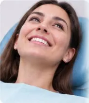 Mujer adulta sonriendo relajada en el sillón dental